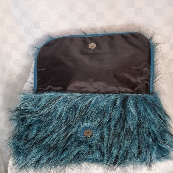 Donna Slayers Fabulous Fur Clutch - Picture 3 of 5